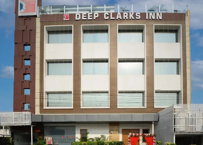Hotel Deep Clarks Inn Lucknow